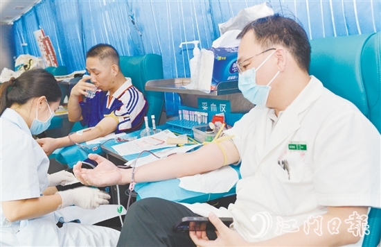 市民參與無償獻血，以汩汩熱血傳遞人間溫情。