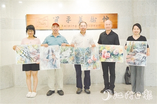 甄練權(quán)（中）將水彩作品無償贈予開平市美術(shù)館。
