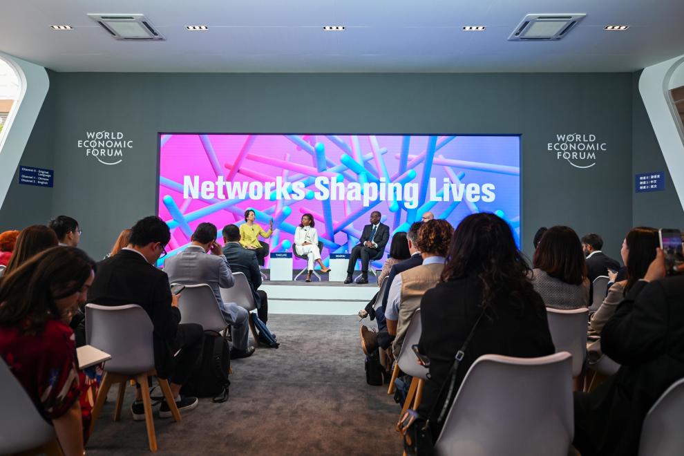 　　6月24日，在國家會展中心（天津），參會嘉賓在前瞻空間“如何讓科技觸手可及”分論壇現(xiàn)場交流。新華社記者趙子碩攝