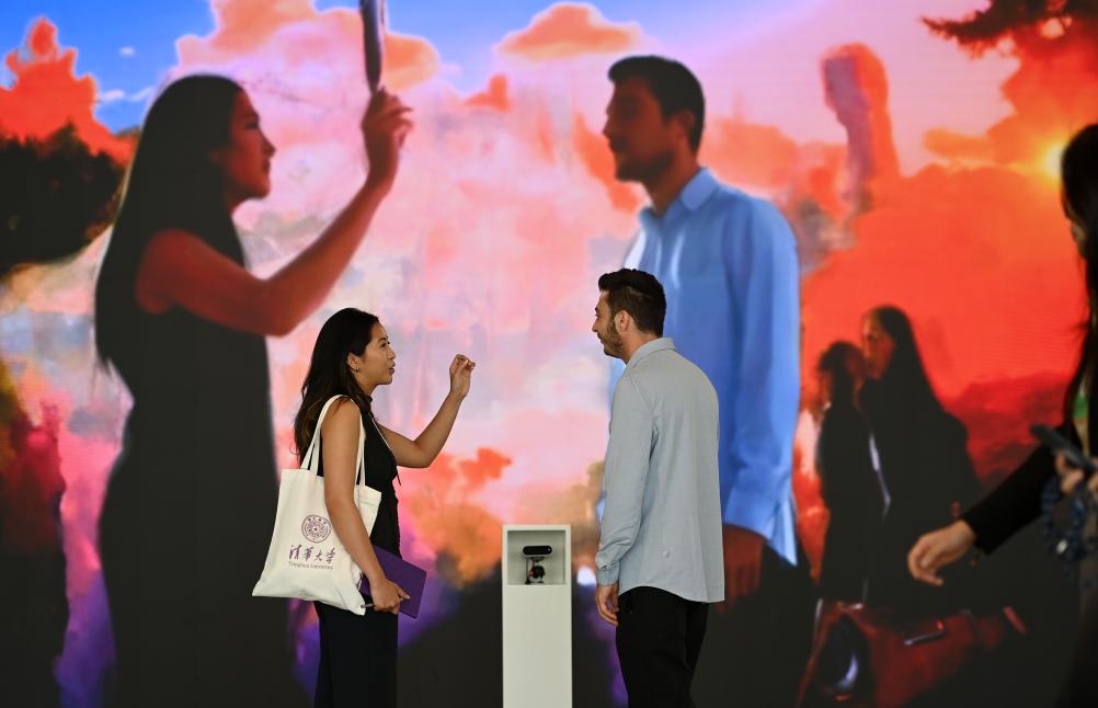 6月24日，兩位嘉賓在國家會展中心（天津）論壇會場設(shè)置的走廊空間交流。新華社記者趙子碩攝