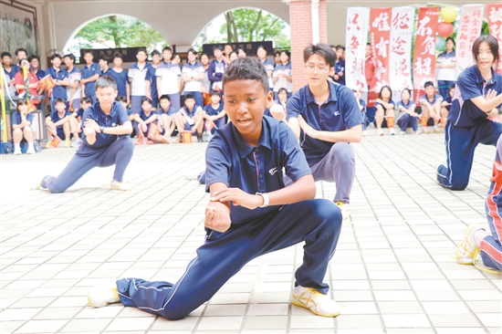 五邑碧桂園中英文學(xué)校的學(xué)弟學(xué)妹自編“中考加油武術(shù)操”，為學(xué)長(zhǎng)學(xué)姐加油。