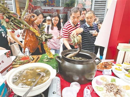 活動現(xiàn)場，以“馬岡鵝×廣東荔枝”為核心的創(chuàng)新菜式成為焦點(diǎn)，成功撩動無數(shù)食客的味蕾。