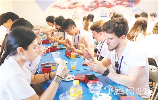 交流團(tuán)體驗(yàn)“鎮(zhèn)濠泥雞制作技藝”。