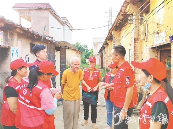 人大代表和紅豐村“愛(ài)心服務(wù)隊(duì)”進(jìn)村入戶傾聽(tīng)民生訴求。