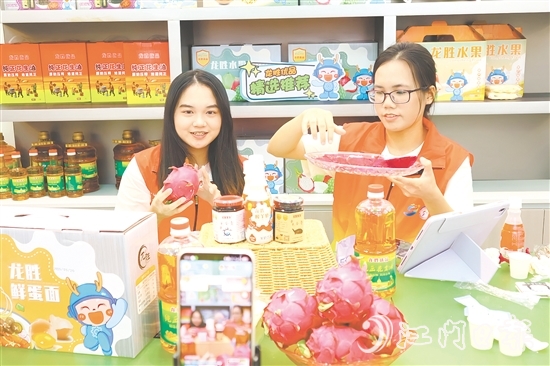 仲愷農(nóng)業(yè)工程學(xué)院學(xué)生在直播間推介龍勝特色農(nóng)產(chǎn)品。