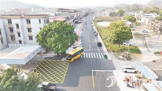 金雞鎮(zhèn)開(kāi)展銀龍路升級(jí)改造工程，基礎(chǔ)設(shè)施不斷提檔升級(jí)。
