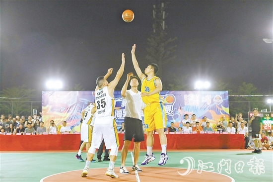 區(qū)俊炫（中）現(xiàn)場(chǎng)開球。付師華