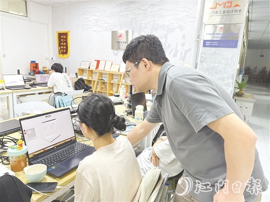 五邑大學藝術與設計學院學生在學習3D打印技術。