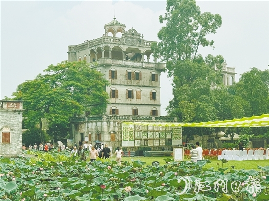 ▲當天，不少市民、游客到自力村景區(qū)游玩，在賞碉樓的同時參與嘉年華的各項活動。