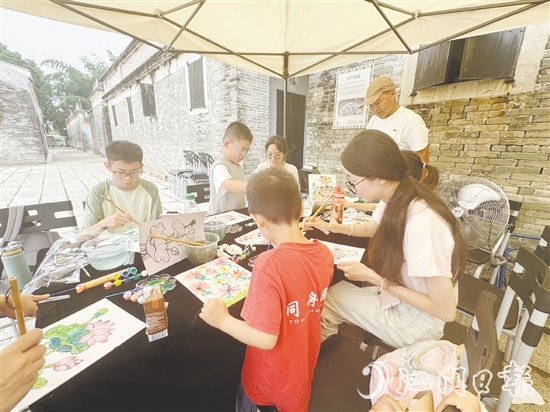 市民、游客參加世遺保護研學工作坊，感受非遺魅力。