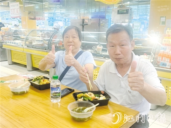 啟用當天，大潤發(fā)超市“小開社區(qū)飯?zhí)谩蔽瞬簧匍L者前來參加試吃活動。