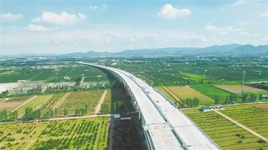 TJ03標(biāo)深湛鐵路跨線橋右幅17#墩最后一片預(yù)制箱梁完成精準(zhǔn)架設(shè)。