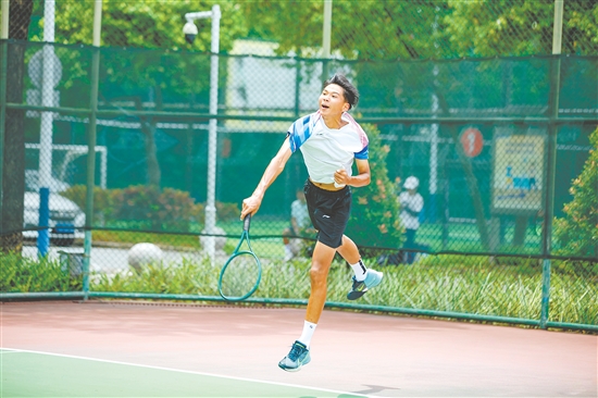 選手們在賽場上奮勇拼搏、揮拍而戰(zhàn)。