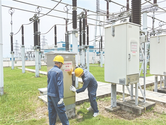 江門供電局變電管理二所正扎實(shí)開展臺(tái)風(fēng)前特巡特維工作，對(duì)站內(nèi)設(shè)備開展精細(xì)檢查及隱患治理工作。