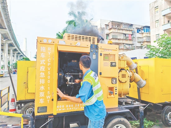 江門城管針對(duì)性前置8臺(tái)抽水泵車至防汛一線，確保積水出現(xiàn)時(shí)能快速響應(yīng)。蔡昭璐