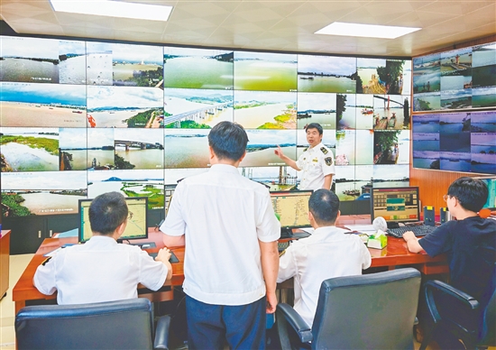 江門海事部門利用船舶防臺風(fēng)指揮管理系統(tǒng)，通過“信息化+網(wǎng)格化”構(gòu)建起全覆蓋管理體系。