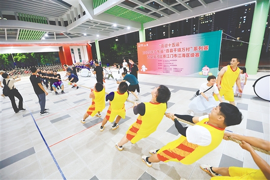 賽場(chǎng)上，隊(duì)員們拼盡全力，比賽氛圍緊張刺激。