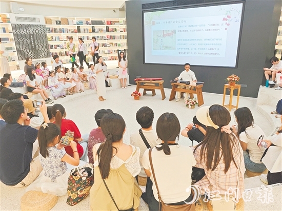 活動(dòng)通過古琴演奏、經(jīng)典誦讀、家風(fēng)宣講等形式，為市民帶來沉浸式的文化體驗(yàn)，助力“悅讀開平”建設(shè)。