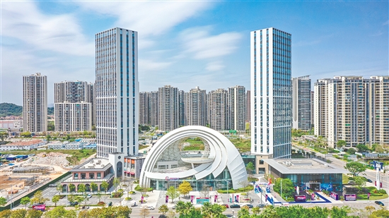 “灣區(qū)之眼”商業(yè)區(qū)的開業(yè)填補(bǔ)了濱江新區(qū)商業(yè)板塊的空缺。