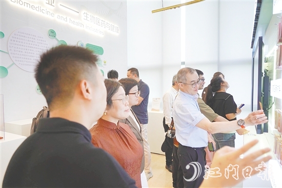 企業(yè)代表參觀成果超市。