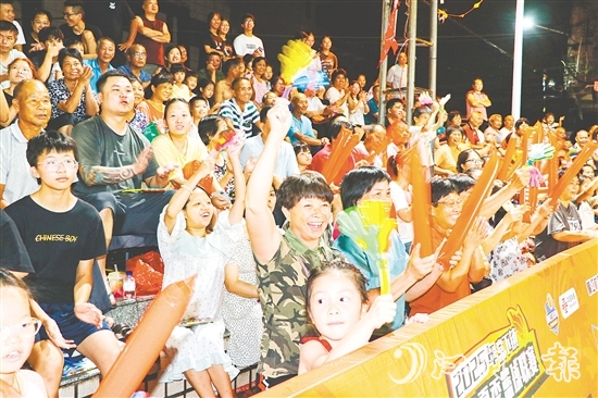 場上球員激烈對抗，場下觀眾也熱情地為球員們加油打氣。劉淑君