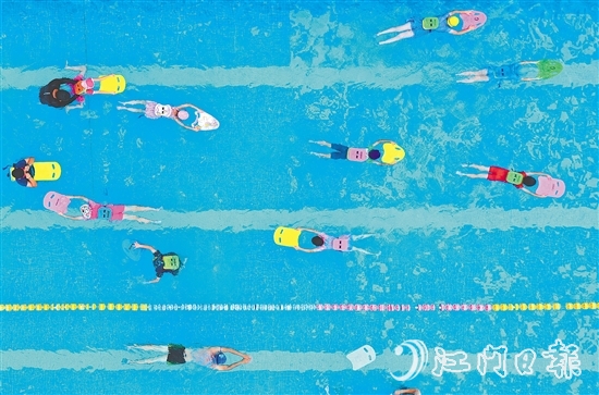 市民正在游泳池游泳消暑。