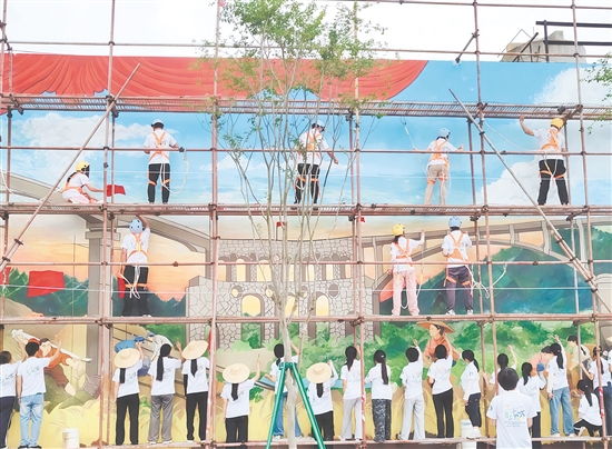 廣東文藝職業(yè)學(xué)院設(shè)計(jì)與工藝美術(shù)學(xué)院的“百千萬(wàn)工程”突擊隊(duì)為鶴山市龍口鎮(zhèn)創(chuàng)作大型壁畫《紅旗渠頌》。