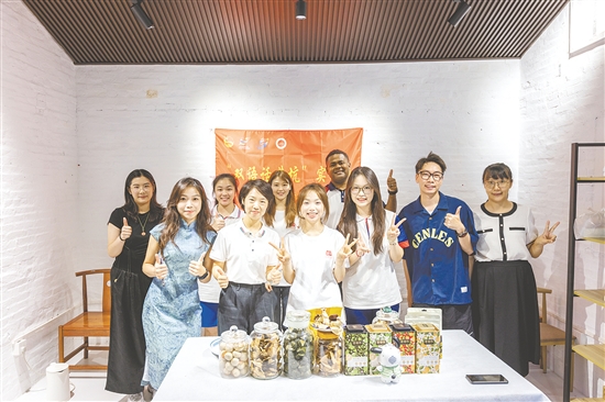 五邑大學(xué)的“雙語(yǔ)話茶坑”實(shí)踐團(tuán)利用雙語(yǔ)直播為新會(huì)區(qū)茶坑村的鄉(xiāng)土特產(chǎn)打開(kāi)銷路。