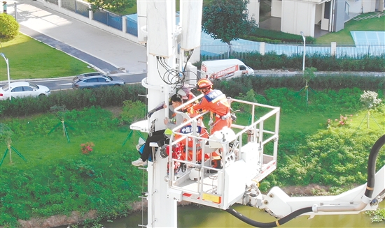 消防員通過架設(shè)78米登高平臺消防車，迅速登頂開展救援。