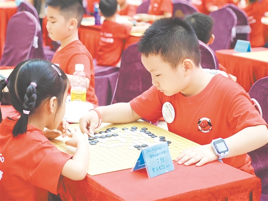 賽場內(nèi)，參賽選手正全神貫注地對弈。