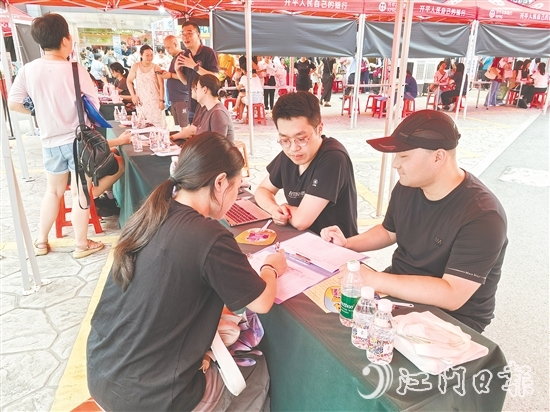 招聘會吸引了不少本地青年返鄉(xiāng)求職，其中既有剛畢業(yè)的應(yīng)屆生，也不乏待業(yè)數(shù)月的年輕人。