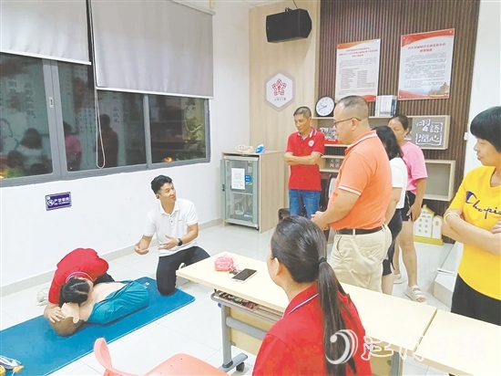 開平志愿救傷服務(wù)隊(duì)資深講師為學(xué)員們帶來心肺復(fù)蘇講解和實(shí)訓(xùn)。