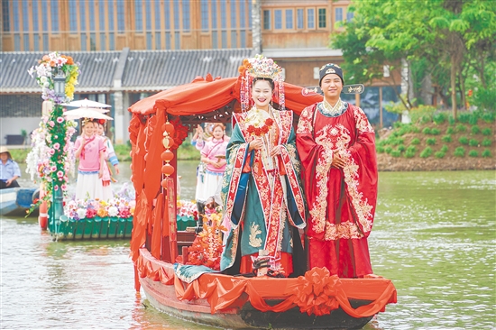 《嶺南水上婚禮》讓游客沉浸式體驗“花船迎親、拜堂成禮”的傳統(tǒng)風俗。