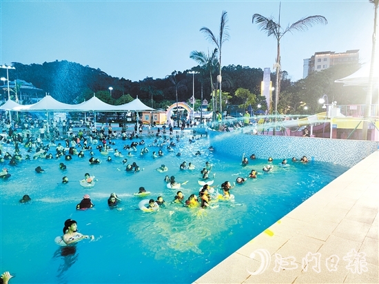 江門兒童公園水樂(lè)園試營(yíng)業(yè)，造浪池游客眾多，上演水上狂歡。