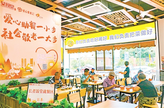 益民大眾自助食堂是蓬江區(qū)“益食堂”長(zhǎng)者飯?zhí)蒙鐣?huì)化運(yùn)行試點(diǎn)，進(jìn)一步擴(kuò)大了老年助餐服務(wù)供給。劉淑君