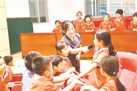 法官團(tuán)隊(duì)進(jìn)校園為孩子們送去法治“大餐”。