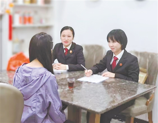 法官通過“家庭式”詢問，對雙方離婚后如何關(guān)心愛護(hù)孩子成長等進(jìn)行家庭教育。