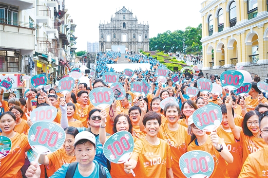8月1日，第十五屆全國運(yùn)動(dòng)會(huì)迎來倒計(jì)時(shí)100天。當(dāng)天，澳門群眾參加慶?；顒?dòng)。新華社發(fā)