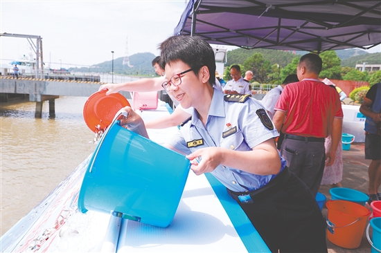 工作人員將魚苗、蝦苗倒入滑道。