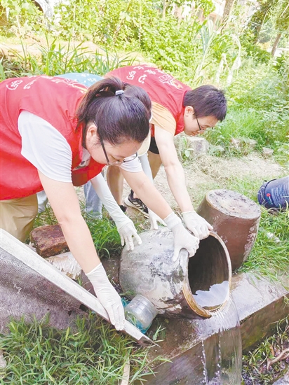 工作人員清除蚊子孳生地。