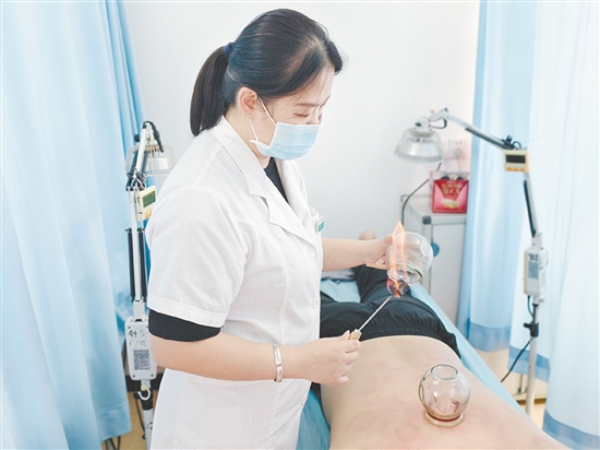 放血療法需要專業(yè)醫(yī)生進行操作。圖為“放血療法+拔火罐”治療。