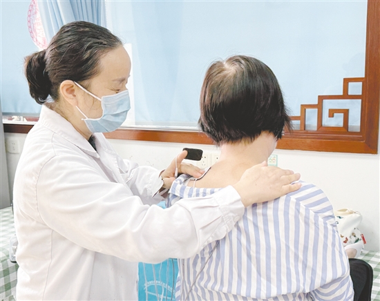 “中醫(yī)特色療法中心”為患者提供“一站式”傳統(tǒng)療法服務(wù)。