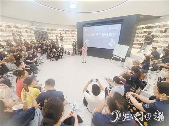 8月2-3日，高志森為大灣區(qū)80余位電影從業(yè)者、青年導演編劇、文旅專家及“僑鄉(xiāng)新大眾文藝社”創(chuàng)作代表帶來三場深度主題分享。