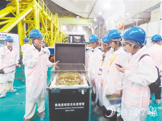 學(xué)生們步入直徑35米的球形探測器核心區(qū)，聆聽廣東省研學(xué)旅行協(xié)會研學(xué)導(dǎo)師賴茵茵講述江門中微子實驗室建設(shè)過程中的故事。