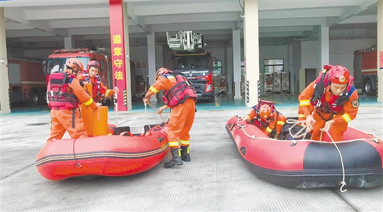 江門消防調(diào)派5車20人，攜8艘舟艇、150件（套）救援裝備前往臺(tái)山前置備勤。
