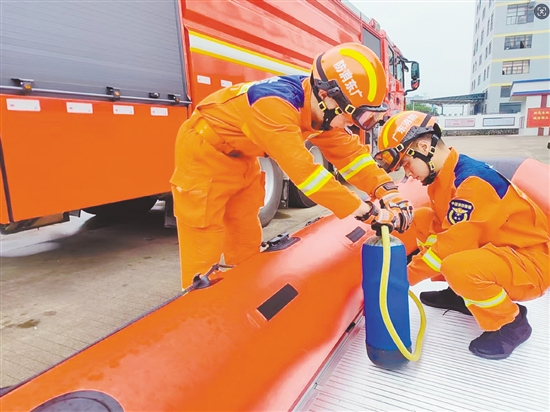 江門消防調(diào)派5車20人，攜8艘舟艇、150件（套）救援裝備前往臺(tái)山前置備勤。