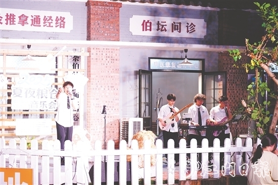 改造后的禮樂舊糧倉成為文化創(chuàng)意新地標(biāo)，在此舉辦的夏夜音樂會勾起眾多市民回憶。