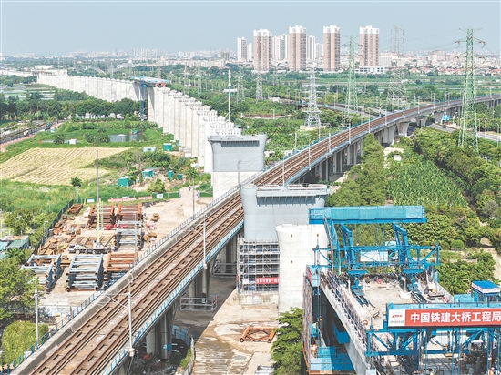 鋼墩柱吊裝作業(yè)的圓滿完成，為鋼桁梁上跨廣珠城際鐵路施工奠定基礎(chǔ)。