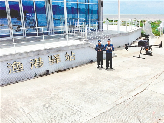 海警執(zhí)法員操作無(wú)人機(jī)起飛。