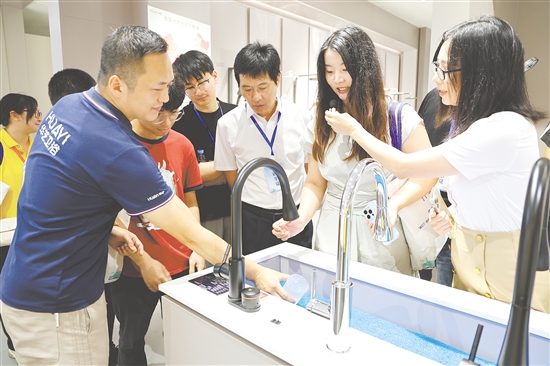 學(xué)子們在華藝衛(wèi)浴參觀，了解我市先進制造業(yè)發(fā)展情況。